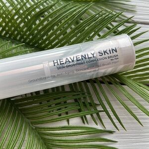 NWT IT Cosmetics Heavenly Skin Complexion Brush No 704